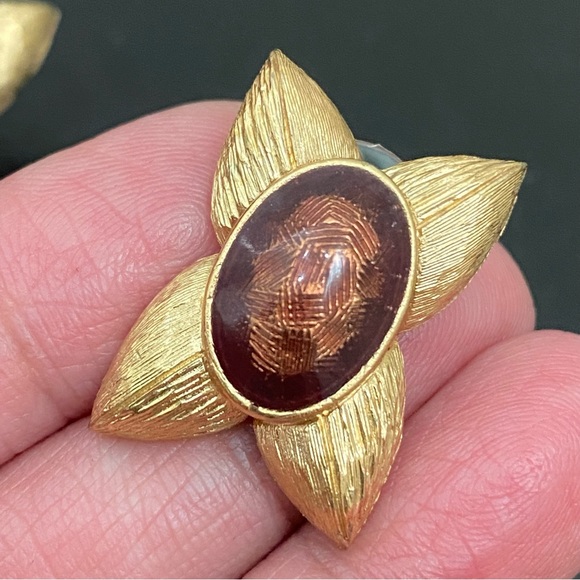 Vintage Unsigned Brown Oval Enamel Gold-tone Flower Post Earrings - Picture 9 of 10